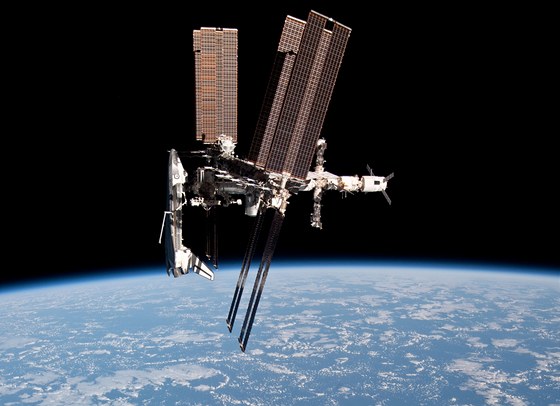 Raketoplán Endeavour pipojený k ISS