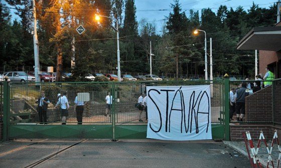 Stávkující tramvajáci ped motolskou vozovnou brzy ráno (16. 6. 2011)