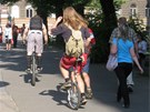 Lidé po Praze chodí pky nebo jezdí na kole i na monokole. (16. ervna 2011)