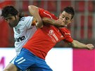 Plzeský záloník Milan Petrela a Ibrahim Üzülmez z Besiktase Istanbul se petlaují v zápase Evropské ligy.