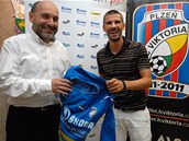 Pedseda pedstavenstva FC Viktoria Plze Tom Paclk (vlevo) symbolicky pebr dres od Jana Rezka, kter pestupuje do kyperskho klubu Anorthosisu Famagusta.