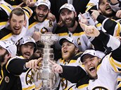 TI NEJLEP. Hokejist Bostonu po 39 letech znovu zskali Stanley Cup. 