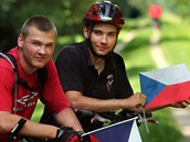 Mladci Michael Dubsk vpravo a David Formnek se pipravuj na cestu na chorvatsk ostrov Peljeac. Absolvuj ji na kolech.