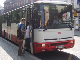 Trolejbus a autobus v st jezd kvli stvce mn, pesto jsou poloprzdn.