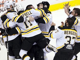 NA HROMADU. Hokejist Bostonu Bruins slav zisk Stanley Cupu po 39 letech. 