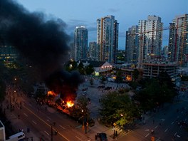 VANCOUVER V PLAMENECH. Pory se rozhoely mezi kanadskmi mrakodrapy. 