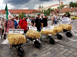 Demonstranti s balíky slámy pi protestním pochodu Prahou (16. ervna 2011)