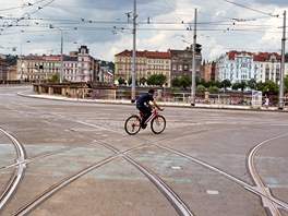 Cyklista projídí prázdnou kiovatkou na Palackého námstí v Praze. (16. ervna 2011)