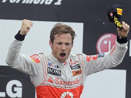 Jenson Button se raduje z vtzstv ve Velk cen Kanady. 