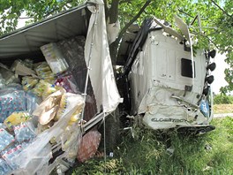 Kamion naloen balenmi vodami a limondami se pevrtil na silnici nedaleko Temelna. 