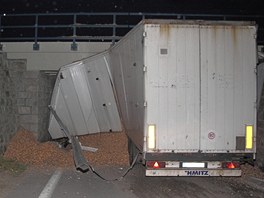 Kamion uvzl pod viaduktem nedaleko osady Rybnk u Dolnho Dvoit. 