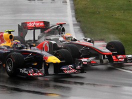 Mark Webber (vlevo) z Red Bullu a Lewis Hamilton z McLarenu na trati VC Kanady.