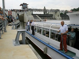 Oteven Vltavsk vodn cesty v seku od Budjovic po Hlubokou, kde je nov jez...