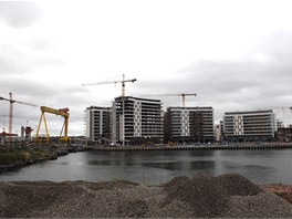 V Belfastu v nov tvrti Titanic Quarter vyrstaj domy, kancele i vzkumn stedisko mstn univerzity. Cel regeneran projekt m stt asi miliardu liber v pepotu 28,4 miliardy korun. 