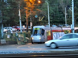 Stvkujc tramvajci ped motolskou vozovnou brzy rno. (16. 6. 2011)