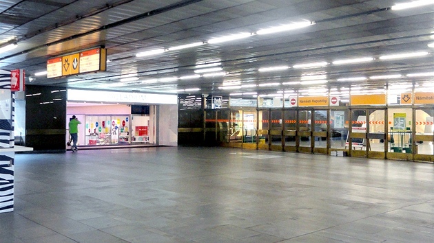 Prázdný vestibul stanice metra B námstí Republiky.