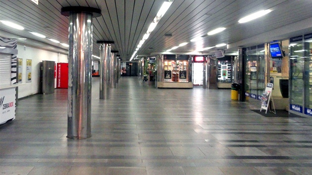 Prázdný vestibul stanice metra A Mstek u výstupu smr Mstek.