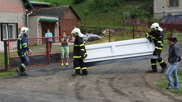 Cviení hasi s novými protipovodovými zábranami v Nové Vsi u Chrastavy.