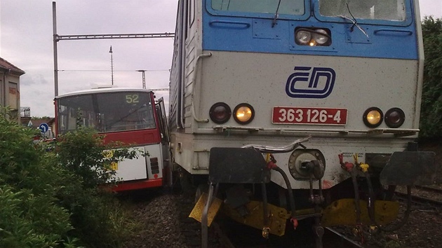 Stet vlaku a autobusu na pejezdu v Chrástu u Plzn