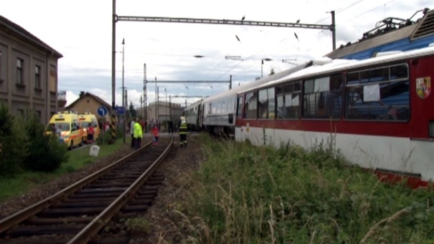 Stet vlaku a autobusu na pejezdu v Chrástu u Plzn