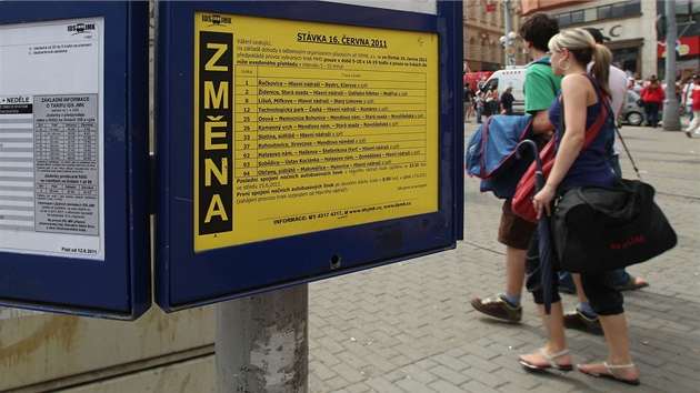 Na zastávkách mstské hromadné dopravy se objevily informace o zmnách zpsobených stávkou idi Dopravního podniku Brno.