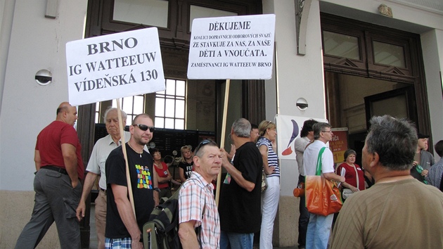 Mítink na podporu stávkujících odborá ped Hlavním nádraím v Brn.  (16. erven 2011)