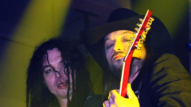 Frontman skupiny Wanastowi Vjecy Robert Kodym a baskytarista Tom Varteck (vlevo) vystoupili 10. ervna na koncertu v klubu Mlejn v Praze. 