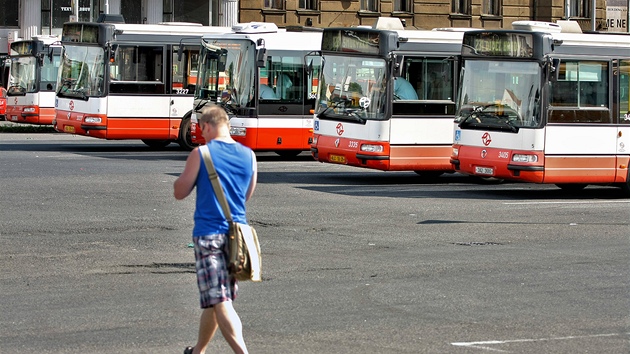 Dopravní podnik hledá hlavn náhradu za starí kloubové autobusy znaky Karosa
