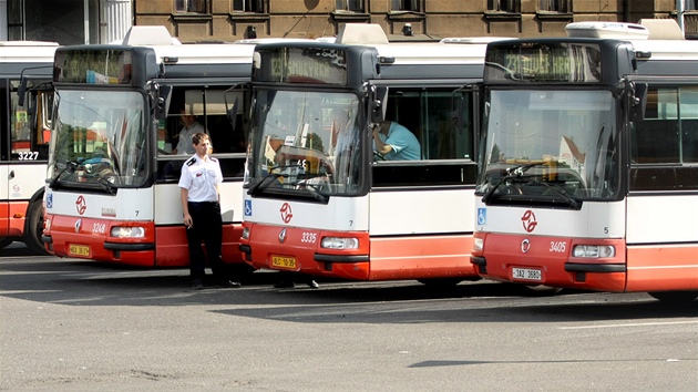 Dopravní podnik hledá hlavn náhradu za starí kloubové autobusy znaky Karosa