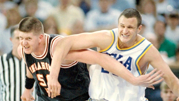 esk basketbalista Ji Zdek (vpravo) v dresu univerzitn UCLA pi souboji s Bryantem Reevesem. (1. dubna 1995)