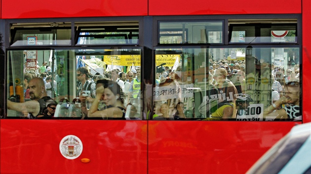 Průvod stávkujících odborářů demonstrujících proti vládním reformám. (16. června 2011) Průvod stávkujících odborářů demonstrujících proti vládním reformám. (16. června 2011)