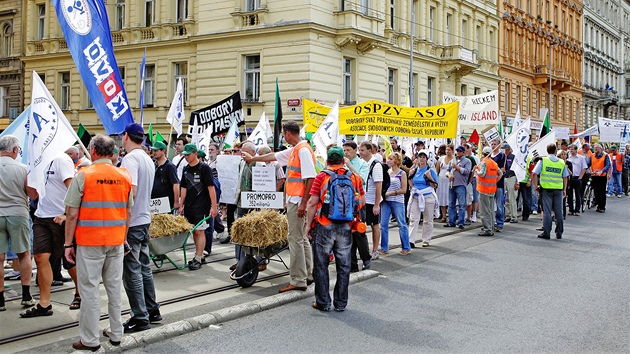 Prvod stvkujcch odbor demonstrujcch proti vldnm reformm. (16. ervna 2011)
