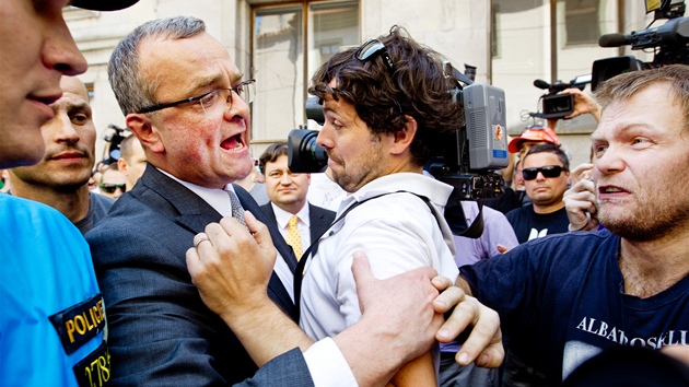 Jeden z demonstrujcch odbor (vpravo) napadl ministra financi Miroslava Klaouska. (16. ervna 2011)