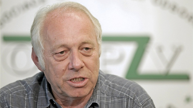 Šéf ASO Bohumír Dufek na tiskové konferenci odborářů. (16. června 2011) Šéf ASO Bohumír Dufek na tiskové konferenci odborářů. (16. června 2011)