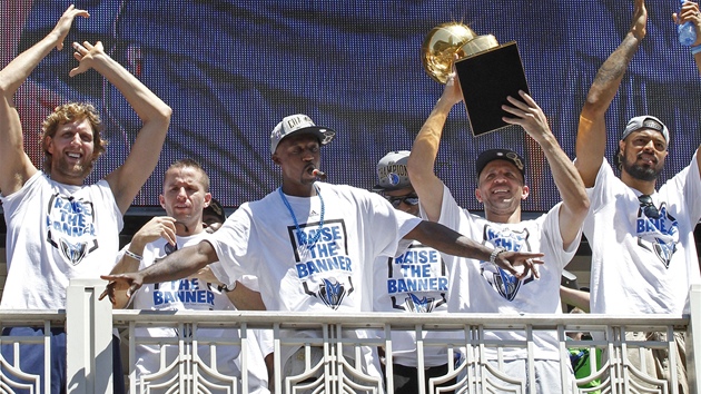 Basketbalisté Dallasu Mavericks zdraví fanouky po zisku mistrovského titulu v NBA.