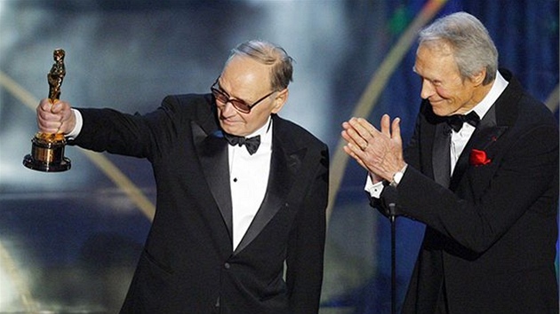 Oscar - Ennio Morricone dostává od Clinta Eastwooda cenu za celoivotní dílo