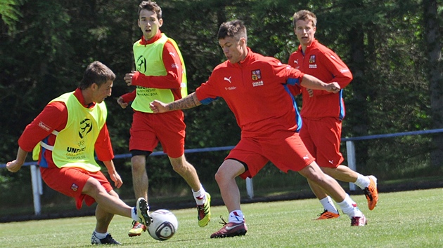 Luká Vácha (zleva), Tomá Hoava, Václav Kadlec, Luká Mareek a Milan erný bhem tréninku fotbalové reprezentace do 21 let v Bjerringbro