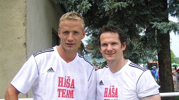 Dva misti svého oboru: fotbalista Jií Jaroík (vlevo) a hokejista Patrik Eliá se tentokrát seli v jednom fotbalovém týmu