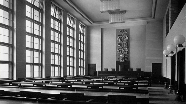Pvodní podoba interiéru velkého zasedacího sálu. Sál byl vybaven stylovými devnými obklady stn a nábytkem ze svtle a tmav moeného dubového deva