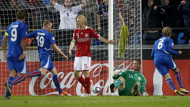 ROZVRÁCENÁ OBRANA. Dántí fotbalisté dostávají od Islandu gól.