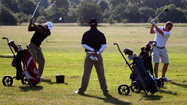 Vyzkouet odpaly. Momentka z mezinárodního golfového turnaje elezniá v Podbradech. 