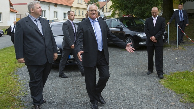 Prezidentv píjezd na obd do restaurace v Plzni - ernicích. 
