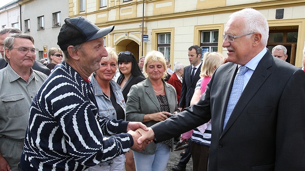 Obané Mýta na Rokycansku se zdraví s hlavou státu. 