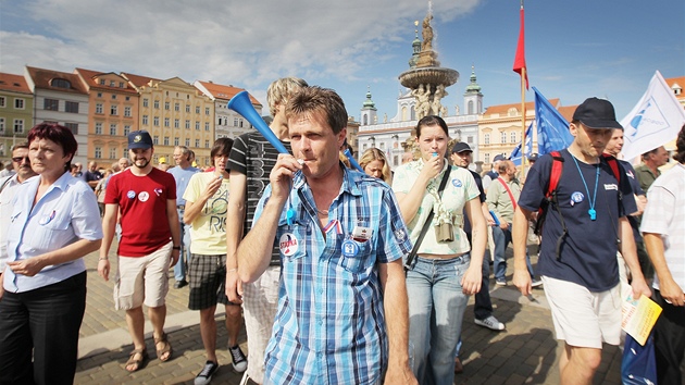 eskými Budjovicemi proel prvod asi 150 lidí, kteí podpoili stávku odbor kvli chystaným vládním reformám. MHD ve mst jezdila. idii se zapojili jen symbolicky a vozy oznaili nápisem "Stávka".   