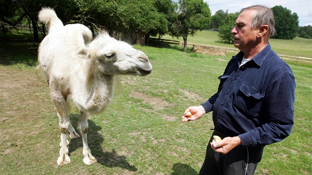 Bílý velbloud Bumla a jeho majitel Oldich Eret.