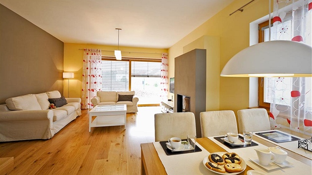 Ozdobou spolené obývací ásti domu je dubová podlaha s výraznou kresbou. Vtinu nábytku si majitelé vybrali v obchodním dom IKEA. Zdroj: www.mujdum.cz.