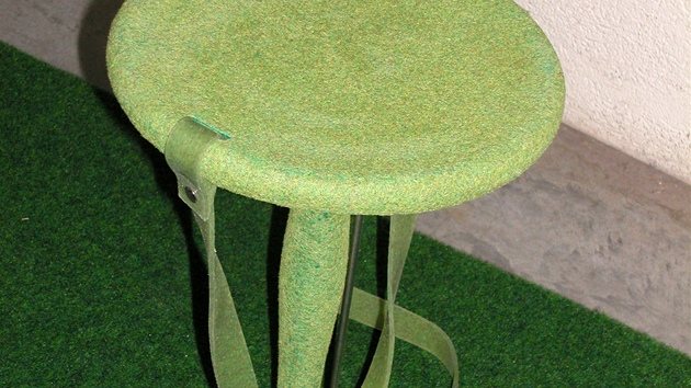 Dojika: trn umoní zabodnutí sedaky kdekoliv na louce, je lehce penosná na zádech dojie. Bienále designu v Saint Etienne 2002.