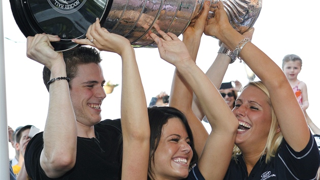 Bostonský Tyler Seguin dává potkat Stanley Cup sliné obsluze jedné z bostonských restaurací.