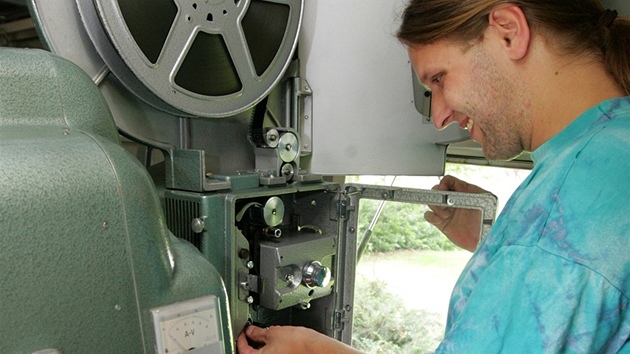 Promíta Milan Vacek zakládá film do promítaky pojízdného kinematografu bratí adík. 