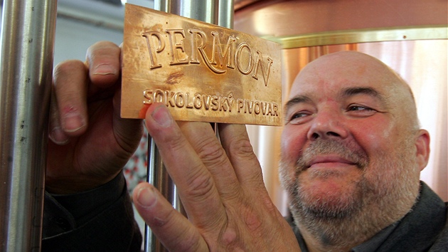 Michal Sás ze sokolovského pivovaru Permon ukazuje lahev piva Permon India Pale Ale (P.I.P.A.), kterou vaí podle speciální anglické receptury.